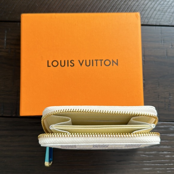 Brand new Louis Vitton white wallet from Paris store - Picture 5 of 5